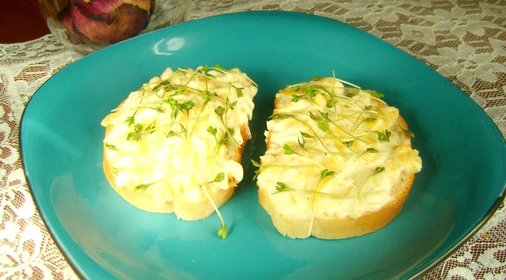 Горячие бутерброды с творогом и кресс-салатом