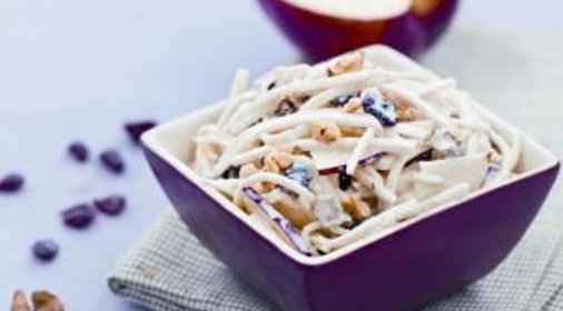 Коул слоу из яблок и корня сельдерея