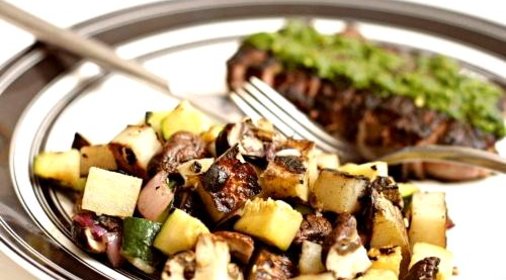 Салат из жареных овощей с грибами