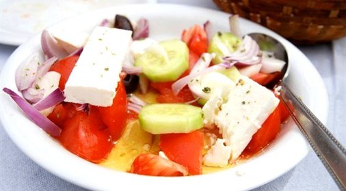 Салат с огурцами, томатами на гриле и фетой