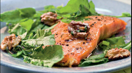 Лосось с кресс-салатом и грецкими орехами