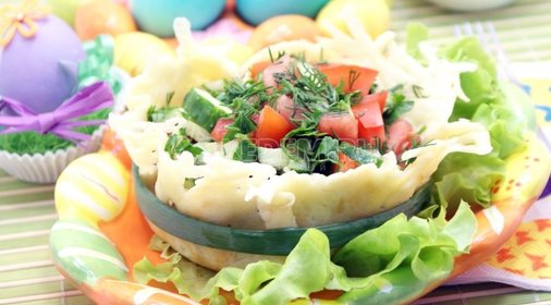 Овощной салат в сырной корзинке