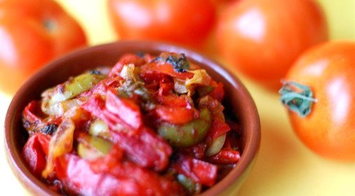 Салат из жареных на гриле перцев, маслин и вяленых томатов