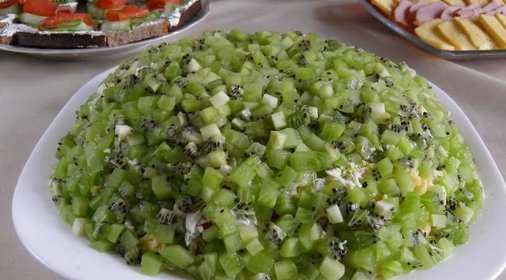 Салат Изумрудная россыпь с киви и курицей
