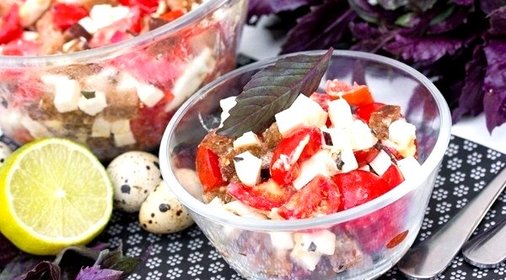 Салат с брынзой ржаными сухариками помидорами и базиликом