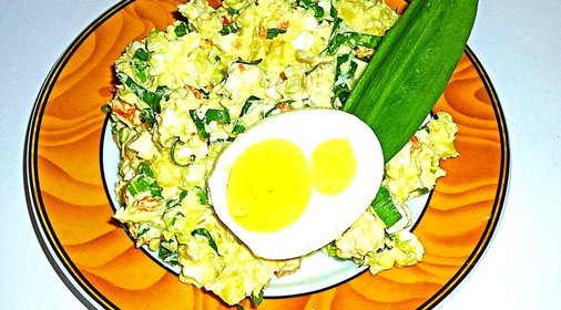 Салат закусочный с черемшой и курицей