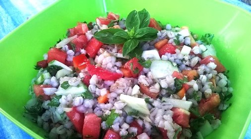 Салат из перловой крупы со свежими овощами