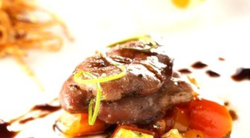 Утиные грудки в специях с салатом из персиков и чили