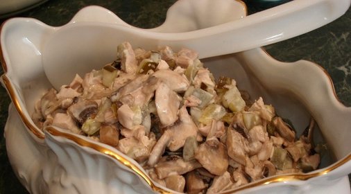 Салат куриный с грибами
