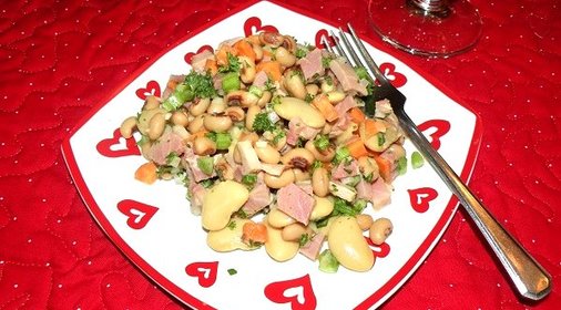 Салат с бобами и ветчиной