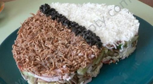 Салат курица с черносливом слоями