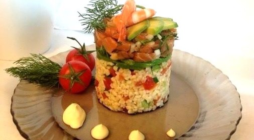 Слоеный салат с форелью и булгуром