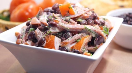 Салат с фасолью и колбасой
