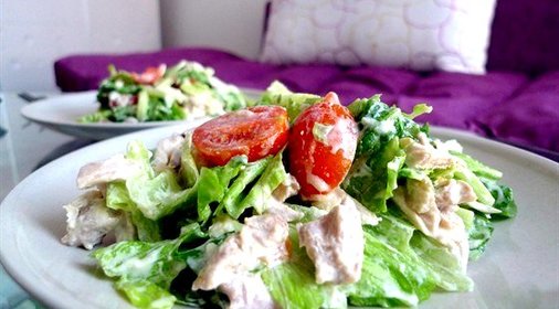 Салат с курицей и сыром филадельфия