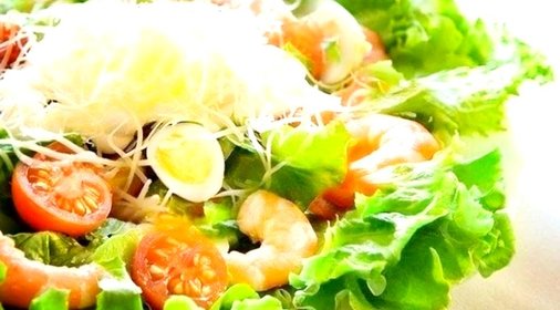 Салат с креветками и яйцом