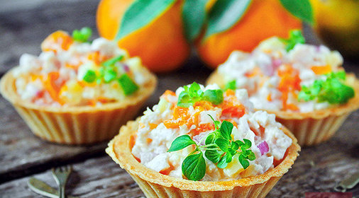 Салат с копченой курицей и мандаринами