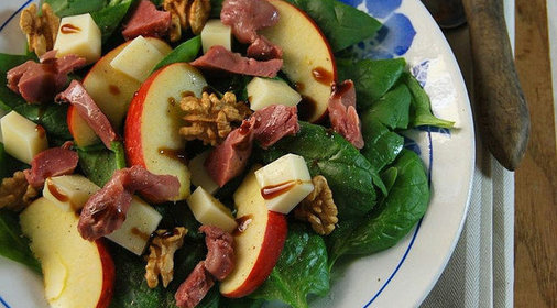 Осенний салат со шпинатом и куриными желудочками