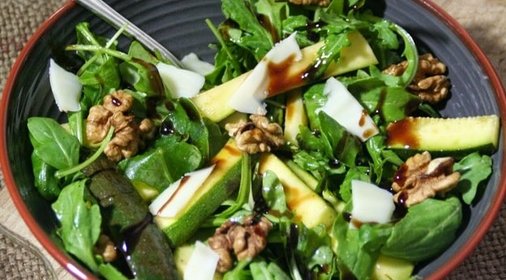 Салат из цукини с орешками