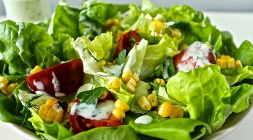 Салат с томатами и кукурузой