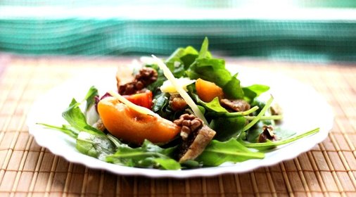 Салат с абрикосами и помидорами черри