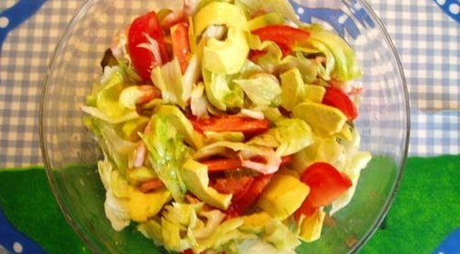 Салат из авокадо с помидорами и грецкими орехами