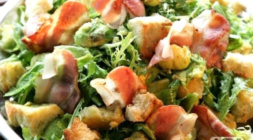 Салат айсберг с беконом и авокадо