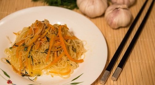 Острый салат с фунчозой