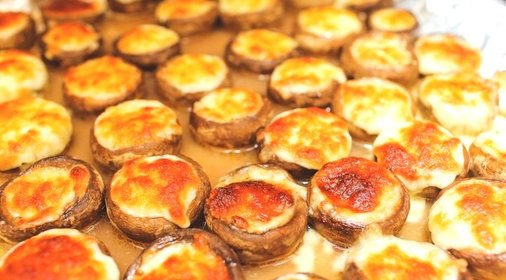 Шампиньоны с сулугуни