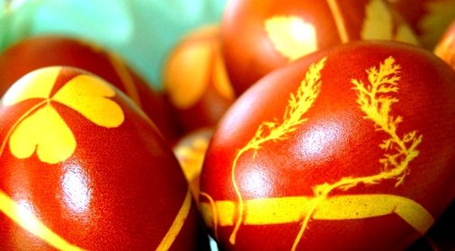 Красные яйца на пасху