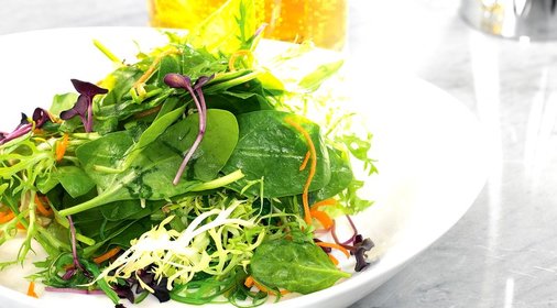 Салат из шпината, щавеля, фризе и водорослей