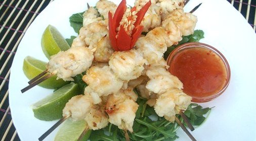 Мясо крокодила на шпажках