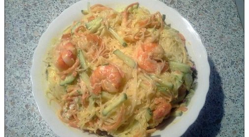 Салат с фунчозой и креветками