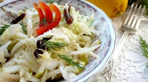 Капустный салат с грушей и черносливом