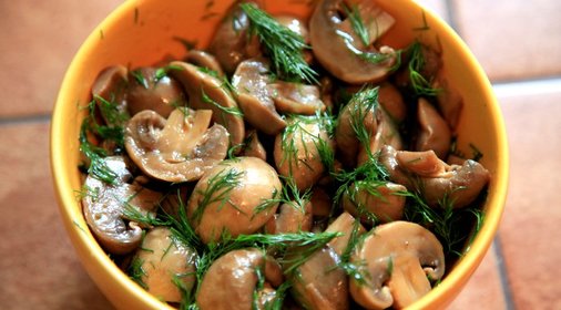 Шампиньоны по‑гречески (a la grecque)