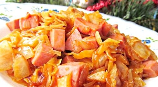 Тушеная капуста с сардельками в мультиварке