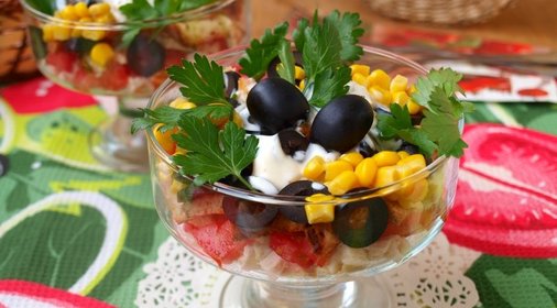 Салат с курицей, маслинами и сухариками