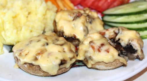 Шампиньоны, фаршированные курицей и овощами