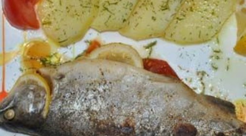 Салат из шпината с помидорами и авокадо
