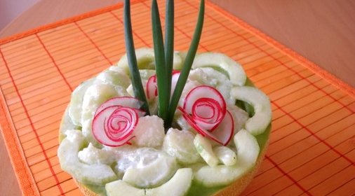 Салат с дыней и огурцом