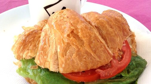 Kруассан с тунцом, листьями салата и помидорoм