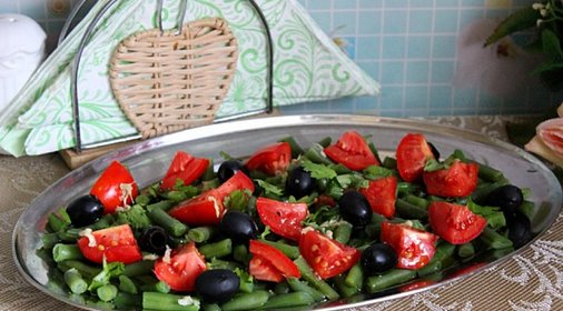 Острый салат с помидорами и стручковой фасолью