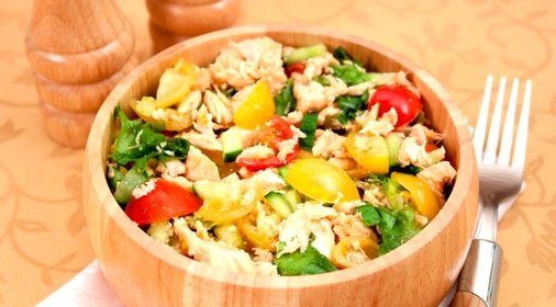 Салат с запеченной семгой и овощами