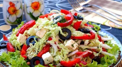 Овощной салат с пекинской капустой, маслинами и брынзой