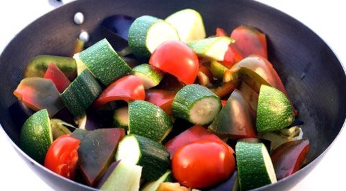 Салат из запеченных цукини и помидоров с миндалем