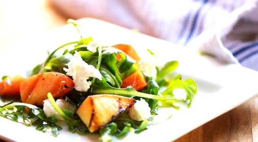 Салат с персиками