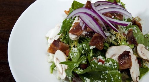 Салат с беконом и грибами