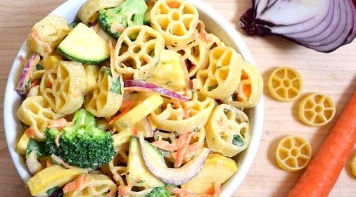 Овощной салат с макаронами