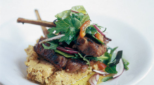 Ягненок на гриле с салатом и пюре из нута