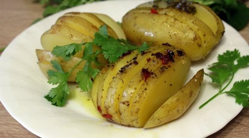 Запеченный картофель с маслом и пряностями