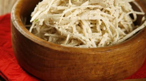 Салат из редьки с орехами